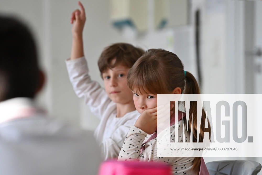 Schulunterricht an einer Grundschule in Bayern am ersten Schultag nach den Sommerferien am 12.09.2023. Schueler und Schuelerinnen der Klasse 2c waehrend dem Unterricht, aufmerksam,konzentriert,Konzentration,