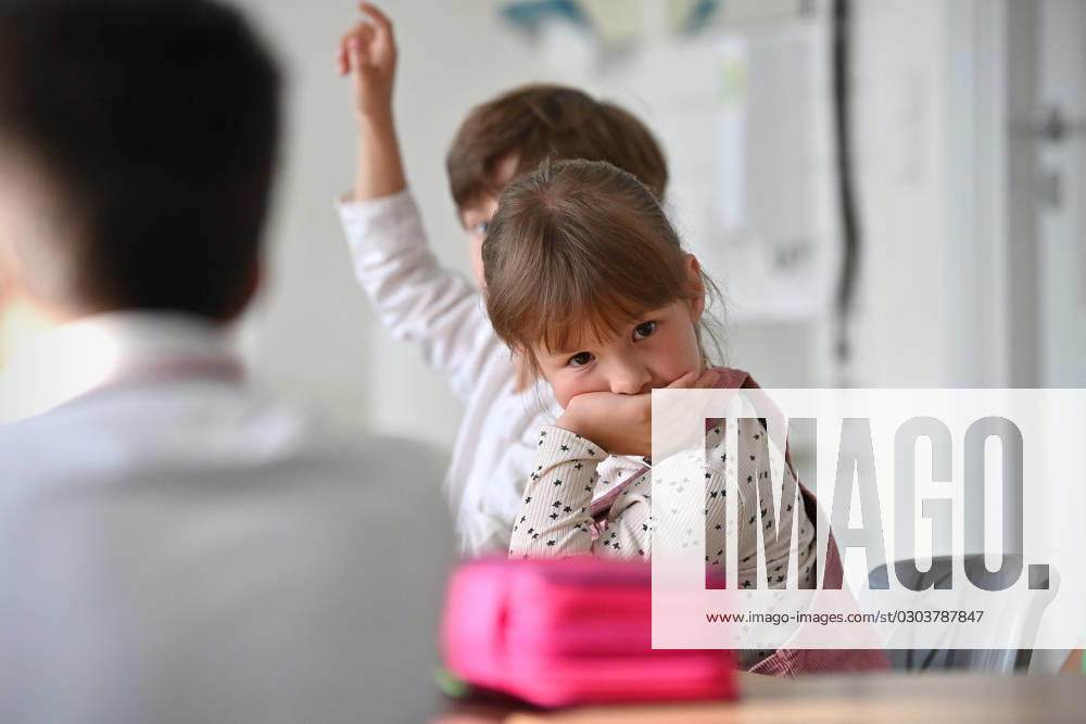 Schulunterricht an einer Grundschule in Bayern am ersten Schultag nach den Sommerferien am 12.09.2023. Schueler,Maedchen der Klasse 2c waehrend dem Unterricht,unaufmerksam,unkonzentriert, Langeweile,langweilen,desinteressiert, Desinteresse,gelangweilt,muede,unausgeschlafen,