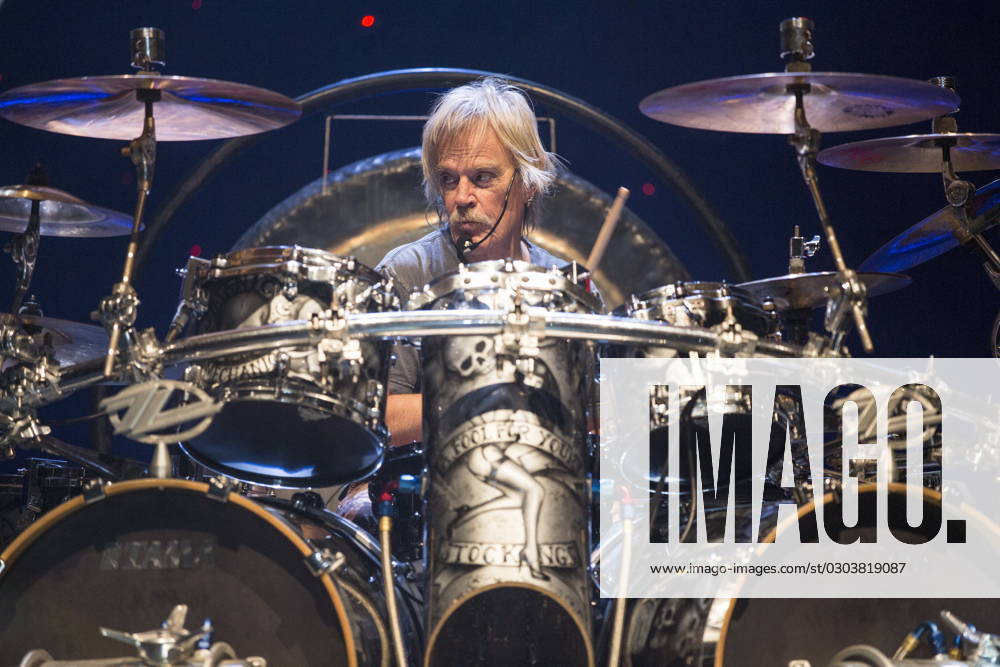 ZZ Top Perform at Manchester Apollo Frank Beard of ZZ Top performs at Manchester Apollo, Manchester, England, 25th July 2017., Credit:Mike Gray Avalon