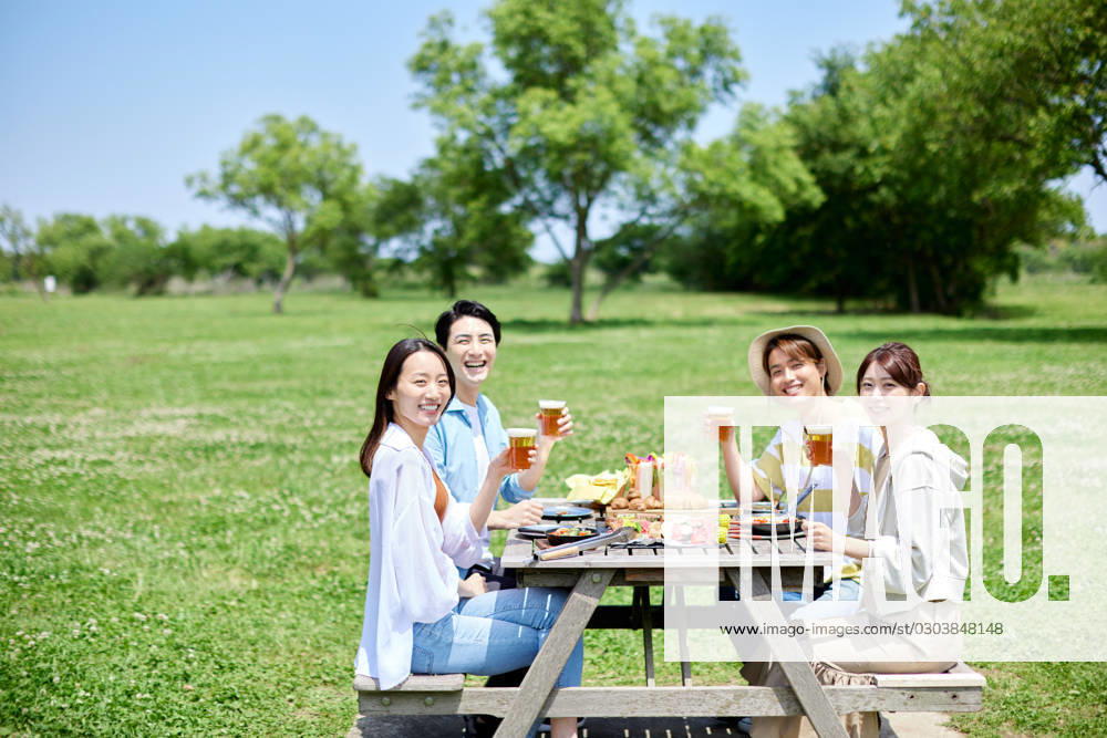 Japanese people having barbecue at city park AFLO219185062 , 219185062.jpg, ,model released, Symbolfoto