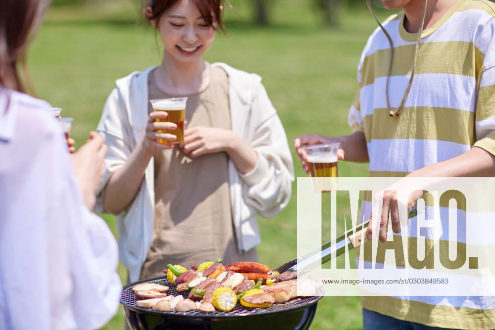 Japanese people having barbecue at city park AFLO219185114 , 219185114.jpg, ,model released, Symbolfoto