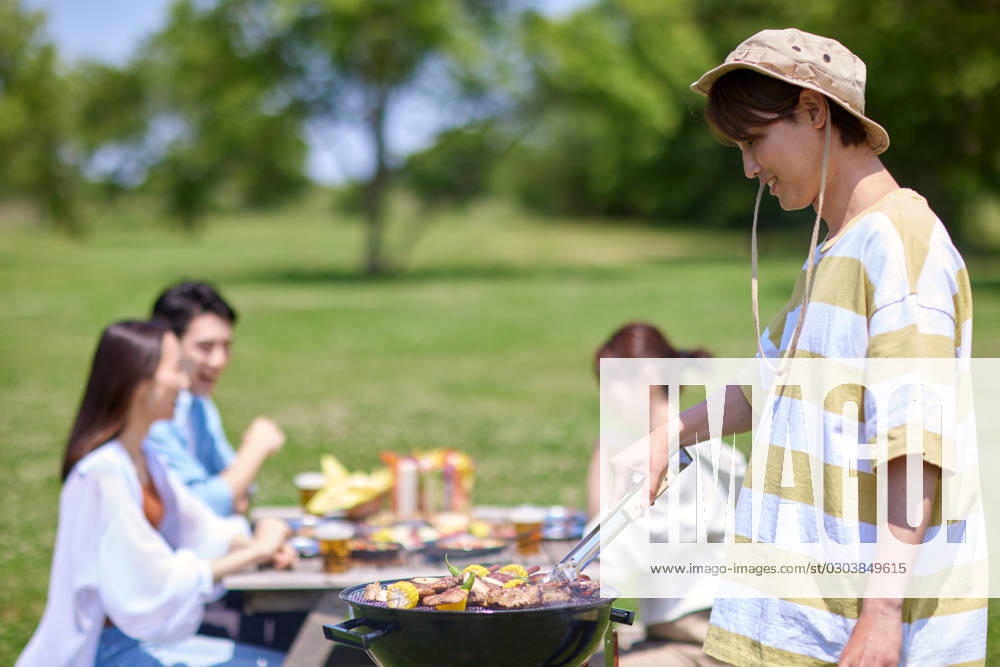 Japanese people having barbecue at city park AFLO219185115 , 219185115.jpg, ,model released, Symbolfoto