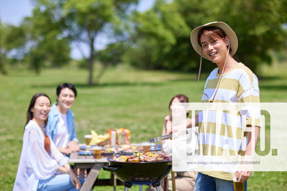 Japanese people having barbecue at city park AFLO219185116 , 219185116.jpg, ,model released, Symbolfoto