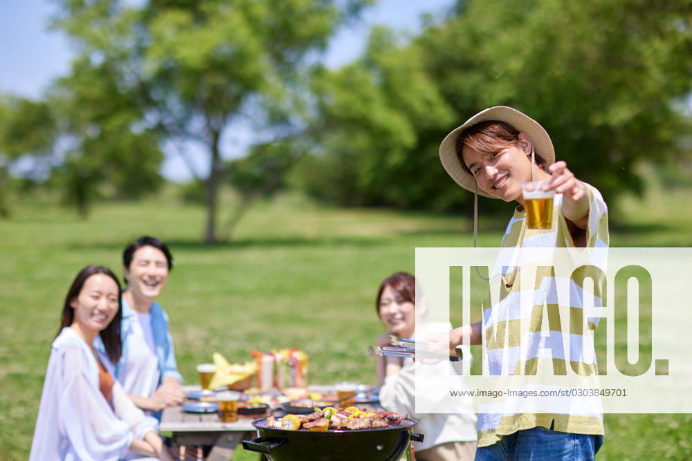 Japanese people having barbecue at city park AFLO219185117 , 219185117.jpg, ,model released, Symbolfoto