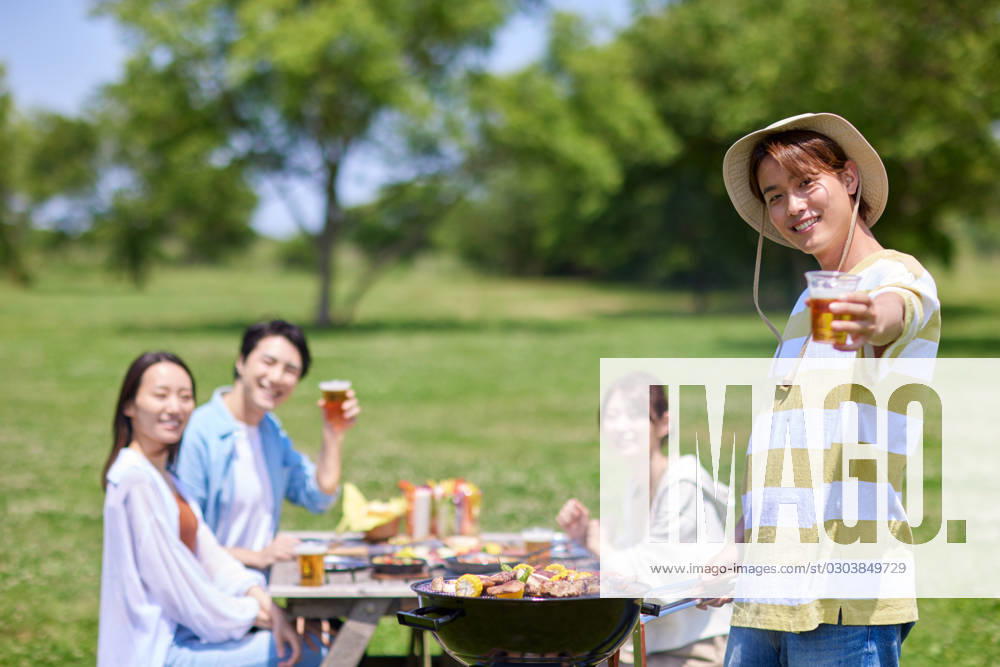 Japanese people having barbecue at city park AFLO219185118 , 219185118.jpg, ,model released, Symbolfoto