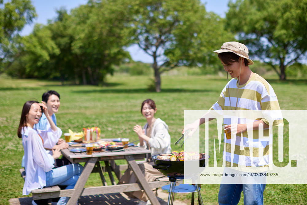 Japanese people having barbecue at city park AFLO219185119 , 219185119.jpg, ,model released, Symbolfoto