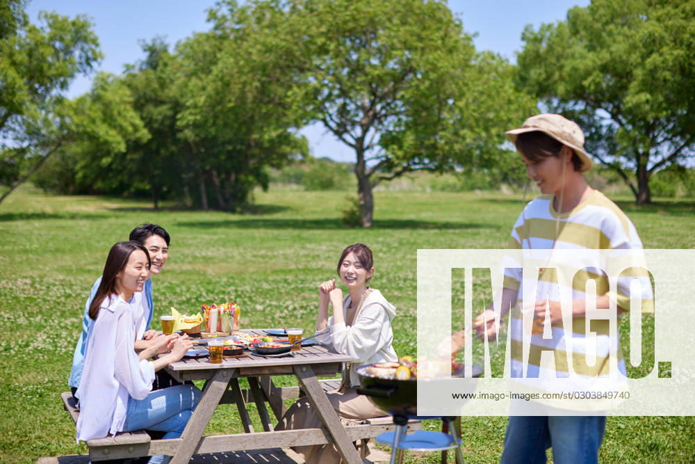 Japanese people having barbecue at city park AFLO219185120 , 219185120.jpg, ,model released, Symbolfoto