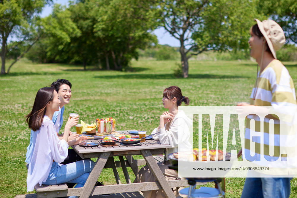 Japanese people having barbecue at city park AFLO219185121 , 219185121.jpg, ,model released, Symbolfoto