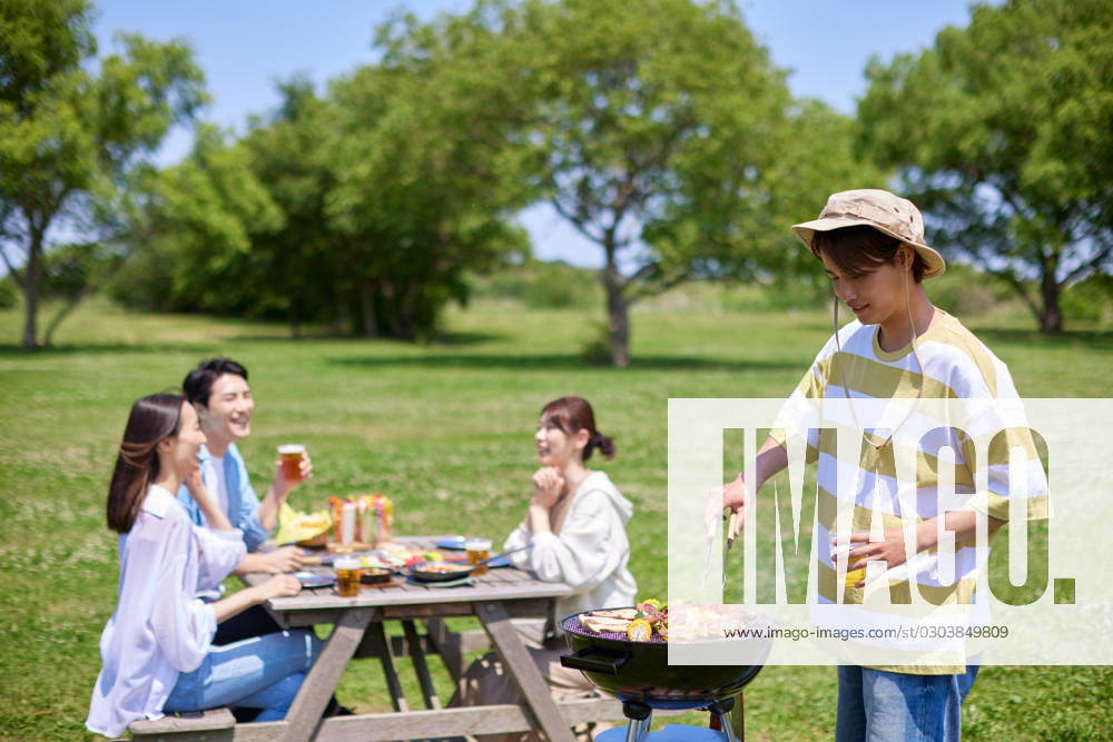 Japanese people having barbecue at city park AFLO219185122 , 219185122.jpg, ,model released, Symbolfoto