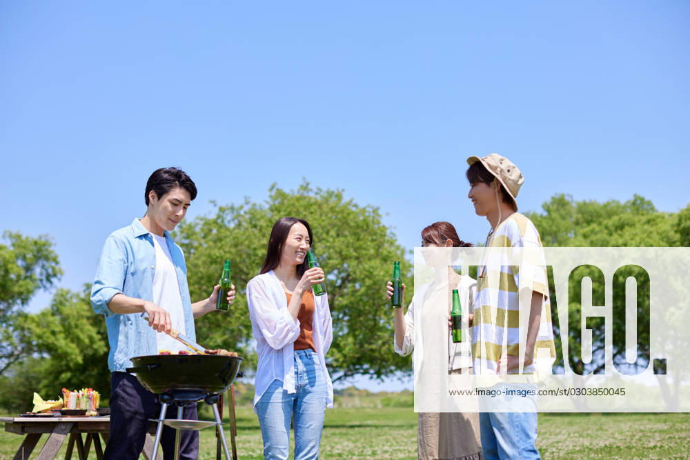Japanese people having barbecue at city park AFLO219185126 , 219185126.jpg, ,model released, Symbolfoto