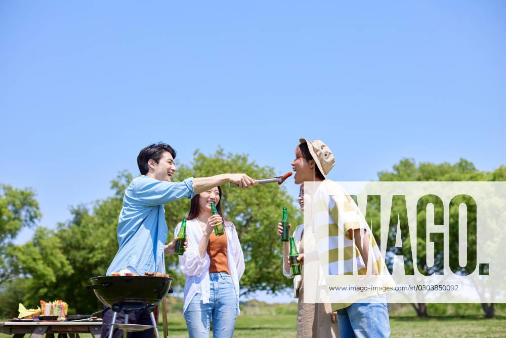 Japanese people having barbecue at city park AFLO219185127 , 219185127.jpg, ,model released, Symbolfoto