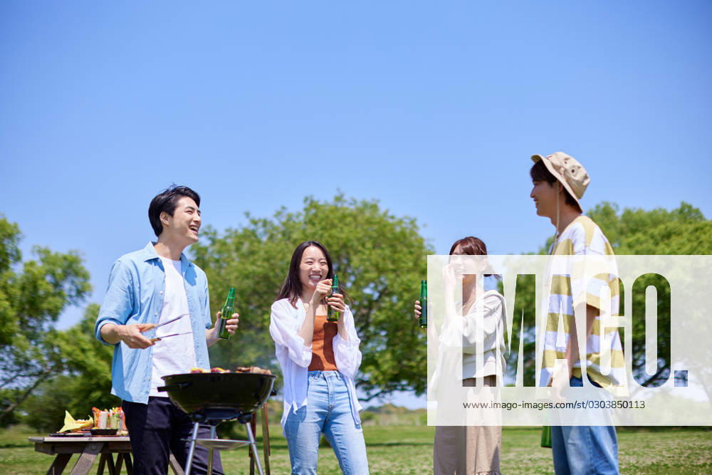 Japanese people having barbecue at city park AFLO219185128 , 219185128.jpg, ,model released, Symbolfoto