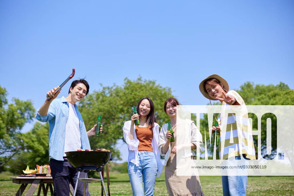 Japanese people having barbecue at city park AFLO219185129 , 219185129.jpg, ,model released, Symbolfoto