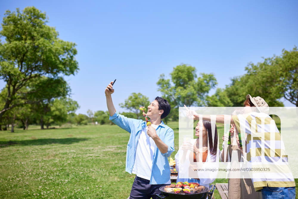 Japanese people having barbecue at city park AFLO219185137 , 219185137.jpg, ,model released, Symbolfoto
