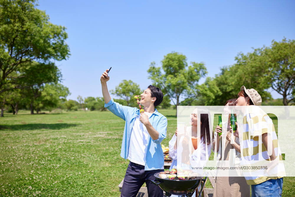 Japanese people having barbecue at city park AFLO219185138 , 219185138.jpg, ,model released, Symbolfoto