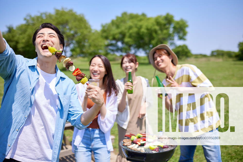 Japanese people having barbecue at city park AFLO219185139 , 219185139.jpg, ,model released, Symbolfoto