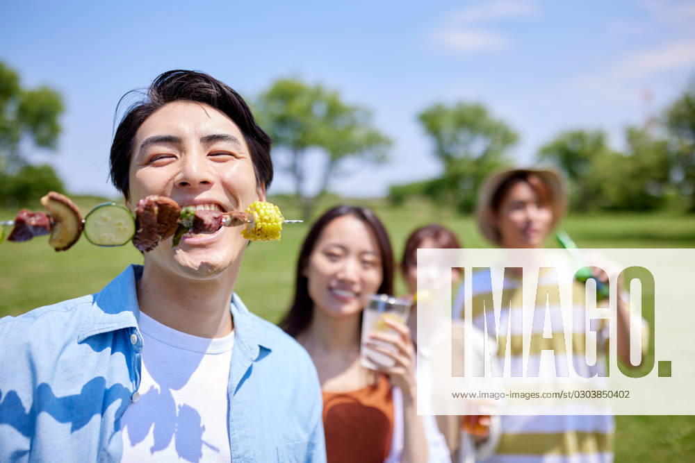 Japanese people having barbecue at city park AFLO219185140 , 219185140.jpg, ,model released, Symbolfoto