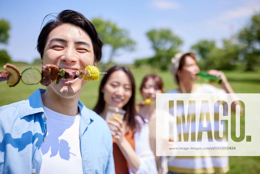 Japanese people having barbecue at city park AFLO219185141 , 219185141.jpg, ,model released, Symbolfoto