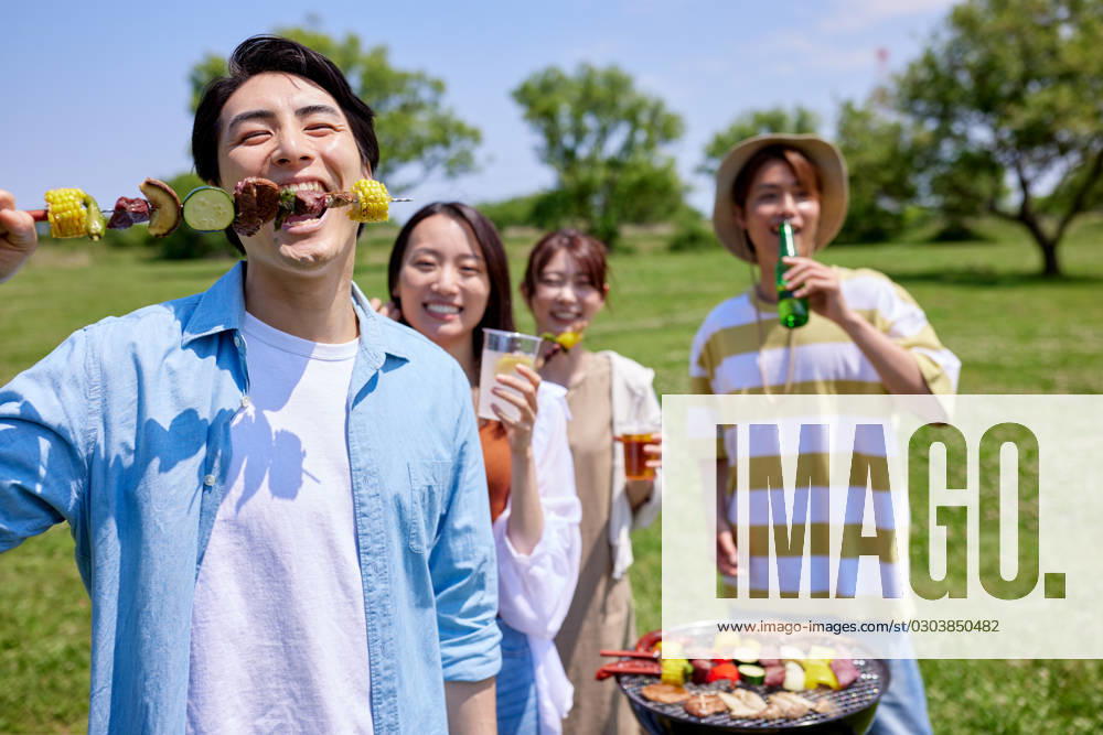 Japanese people having barbecue at city park AFLO219185142 , 219185142.jpg, ,model released, Symbolfoto
