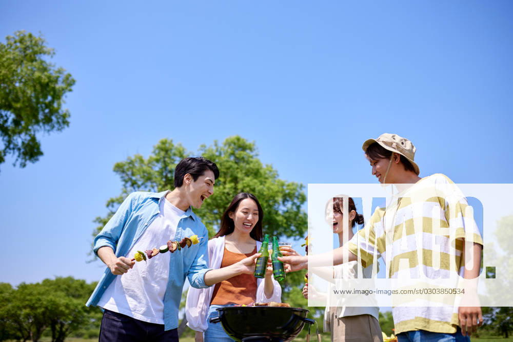 Japanese people having barbecue at city park AFLO219185144 , 219185144.jpg, ,model released, Symbolfoto