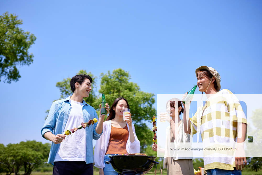Japanese people having barbecue at city park AFLO219185145 , 219185145.jpg, ,model released, Symbolfoto