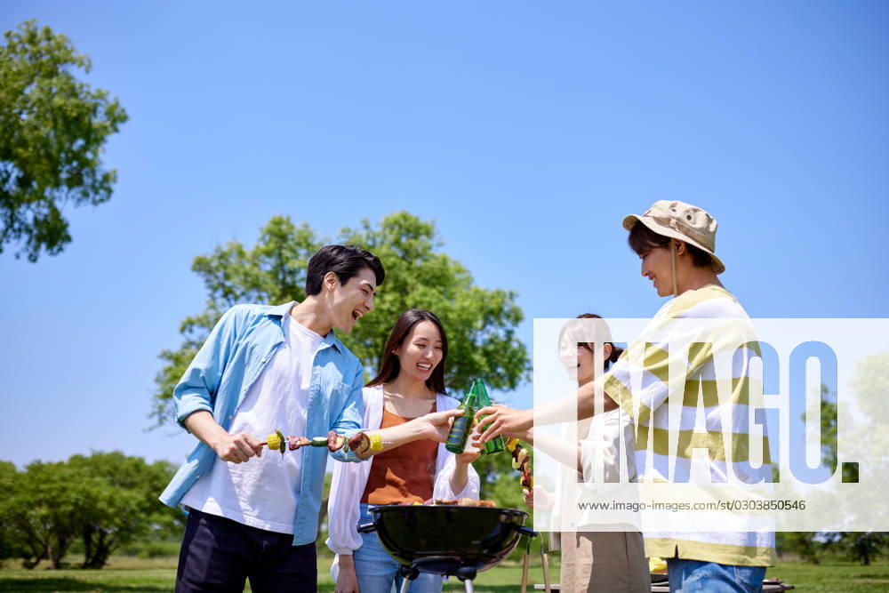 Japanese people having barbecue at city park AFLO219185146 , 219185146.jpg, ,model released, Symbolfoto