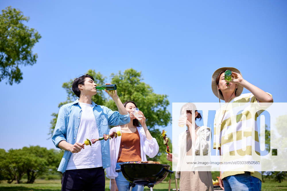 Japanese people having barbecue at city park AFLO219185147 , 219185147.jpg, ,model released, Symbolfoto