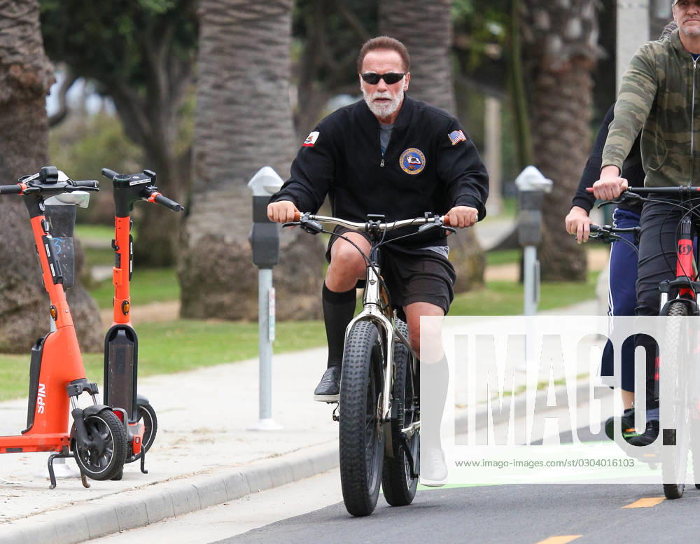 Bilder des Jahres 2023, Entertainment 09 September Entertainment Themen der Woche KW37 Arnold Schwarzenegger Seen Riding His Bike In Los Angeles. Featuring: Arnold Schwarzenegger Where: Los Angeles, California, United States When: 13 Sep 2023 Credit: BauerGriffin INSTARimages