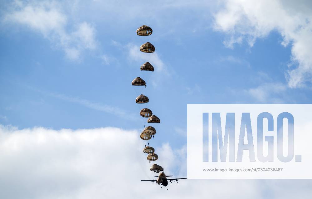 EDE - Parachutists are dropped above the Ginkelse Heide during the media day of the international parachuting exercise Falcon Leap. Red Berets train with NATO allies to drop soldiers and equipment. During military missions, areas that are difficult to reach can be supplied in this way. ANP JEROEN JUMELET netherlands out - belgium out