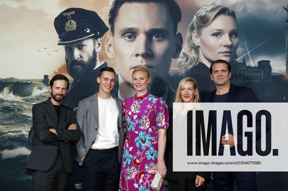 Franz Dinda, Rick Okon, Rosalie Thomass, Anna Schudt und Pierre Kiwitt bei der Premiere der 4. Staffel der Sky Serie Das Boot im UCI Luxe Mercedes Platz. Berlin