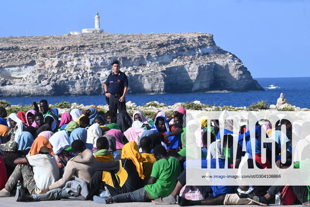 Migrants wait in Cala Pisana to be transferred to other places from the island of Lampedusa, southern Italy, 15 September 2023. A record number of migrants and refugees have arrived on the Italian island of Lampedusa in recent days. Lampedusa s city council declared a state of emergency on 13 September evening after a 48-hour continuous influx of migrants. In the morning of September 14, nearly 7,000 migrants were on the island. ANSA CIRO FUSCO Lampedusa - ZUMAa110 20230915_zaf_a110_047