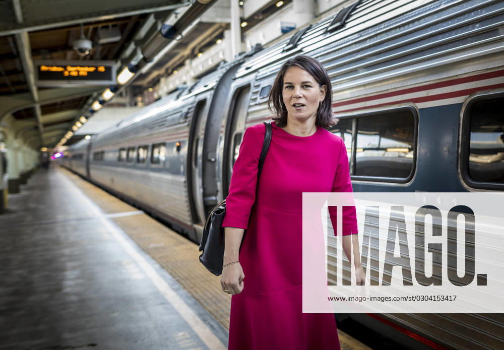 KW37 Annalena Baerbock (Buendnis 90 Die Gruenen), Bundesaussenministerin, aufgenommen im Rahmen ihrer Reise nach Texas, USA. Hier am Bahnhof Washington, um mit dem Zug weiter nach New York zu fahren. Dort wird Baerbock an der Generalversammlung der Vereinten Nationen teilnehmen. Washington United States
