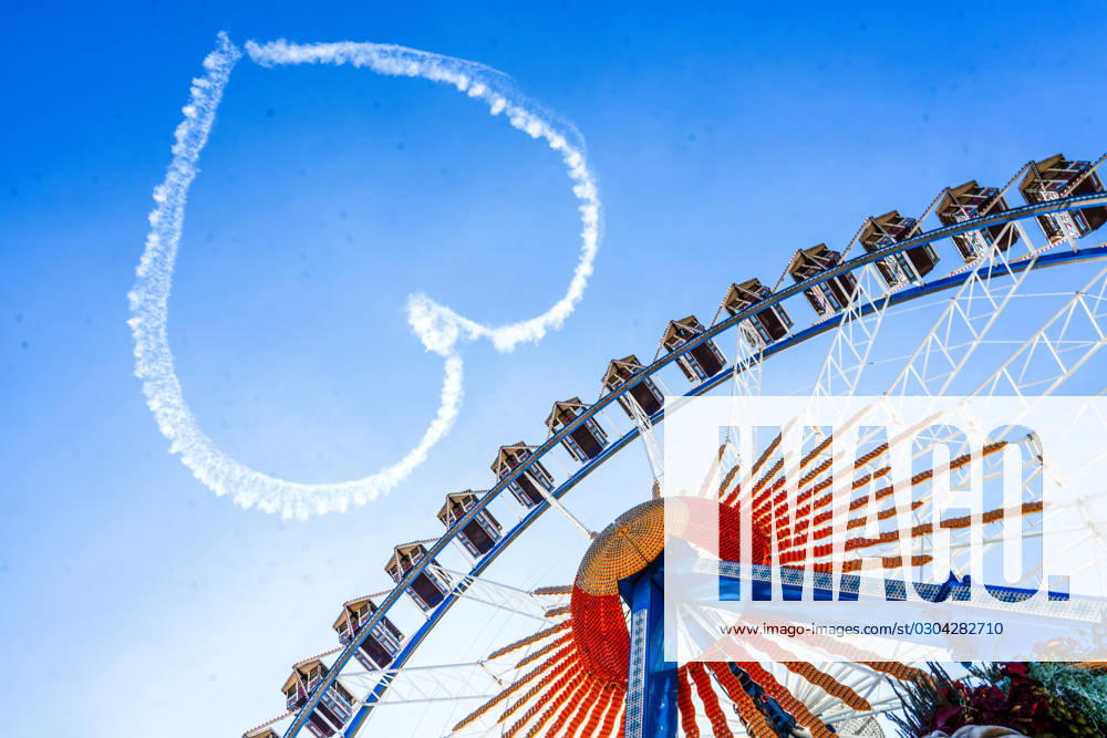 Oktoberfest 2023, Herz am Himmel vor Riesenrad, Wiesn, Eröffnungstag, 16. September 2023 Deutschland, München, 16.09.2023, Herz am Himmel vor Riesenrad, Oktoberfest 2023, Eröffnungstag, typisch bayerisch, Volksfest, Bayern,