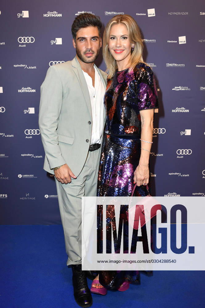 Wolke Hegenbarth mit Partner Oliver Vaid bei der Verleihung des Deutschen Schauspielpreises 2023 im Restaurant Spindler & Klatt. Berlin