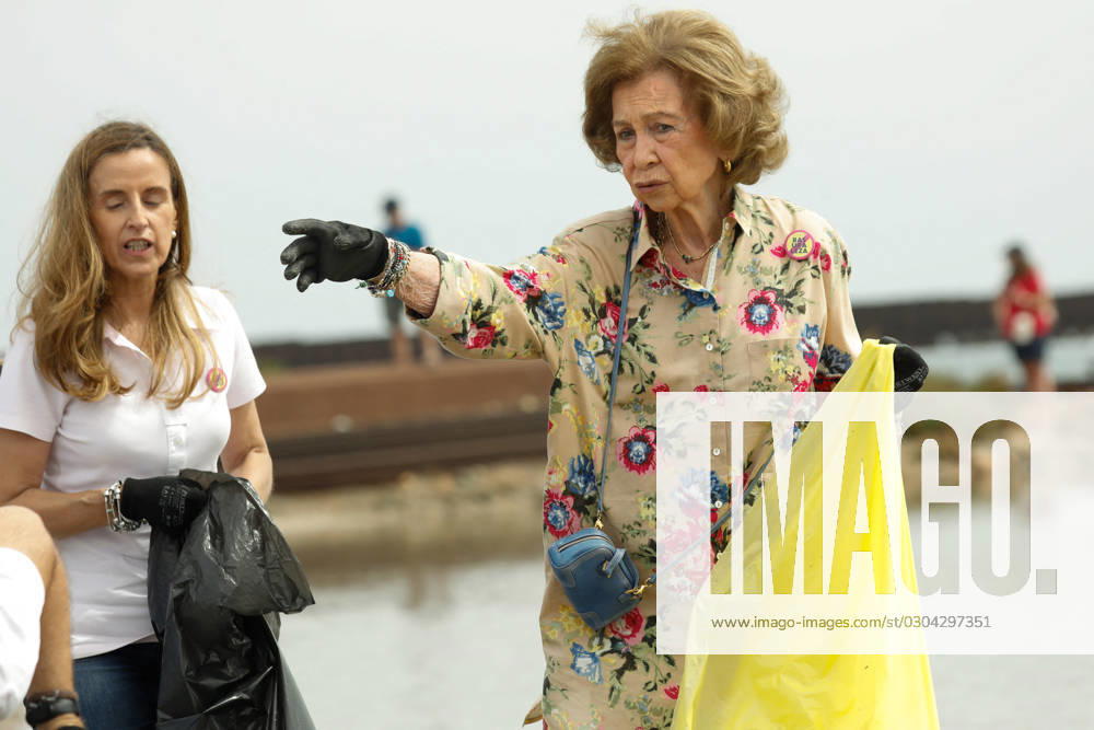 Queen Sofia at a Clean Beach campaign - Spain Queen Sofia participates in the campaign 1m2 for beaches and seas , on the beach of Caleta del Estacio, on September 16, 2023, in San Javier, Murcia, Region of Murcia (Spain). This initiative is organized by the LIBERA Project of SEO BirdLife, in alliance with Ecoembes. Dona Sofia joins the fight against garbage in a day of awareness and waste collection by the LIBERA team, as well as the Association of Naturalists of the Southeast (ANSE), a partner of the project. Photo by Edu Botella Europa Press ABACAPRESS.COM San Javier, Murcia, Murcia Regio Spain
