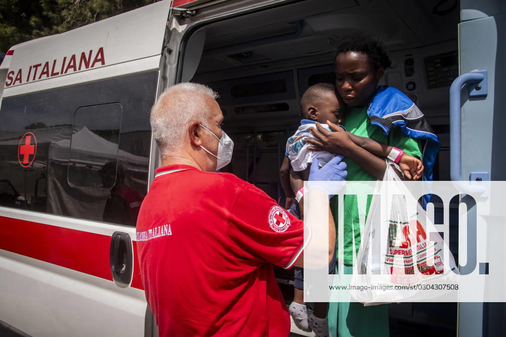 Migrant emergency, the situation in the hotspot on the fifth day after the disembarkation of around 6000 people, Lampedusa, 16 Sept 2023 migrant emergency, the situation in the hotspot on the fifth day after the disembarkation of around 6000 people, Lampedusa, 16 Sept 2023, Credit:Alessandro SerranÃ² Avalon Italy, Lampedusa
