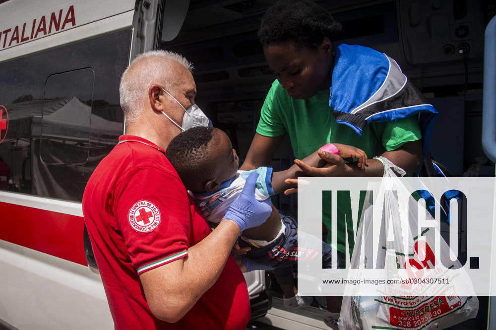 Migrant emergency, the situation in the hotspot on the fifth day after the disembarkation of around 6000 people, Lampedusa, 16 Sept 2023 migrant emergency, the situation in the hotspot on the fifth day after the disembarkation of around 6000 people, Lampedusa, 16 Sept 2023, Credit:Alessandro SerranÃ² Avalon Italy, Lampedusa