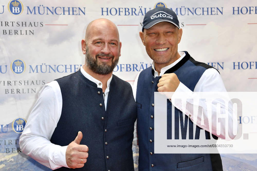 Björn Schwarz und Axel Schulz beim Wiesn-Anstich zum Oktoberfest 2023 im Hofbräu Berlin. Berlin