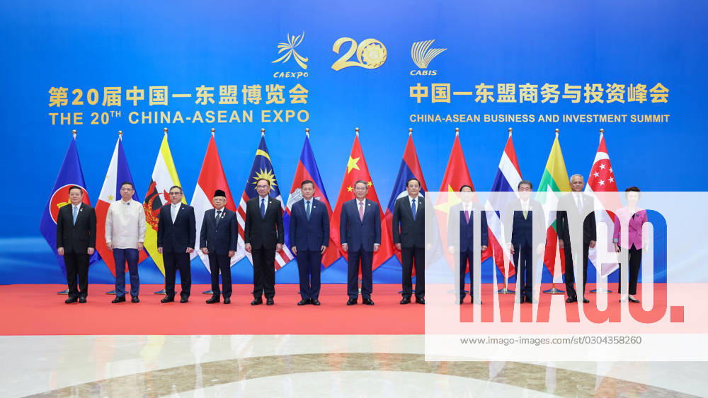 (230917) -- NANNING, Sept. 17, 2023 -- Chinese Premier Li Qiang poses for a group photo with guests before the opening ceremony of the 20th China-ASEAN Expo and the 20th China-ASEAN Business and Investment Summit in Nanning, the capital of south China s Guangxi Zhuang Autonomous Region, Sept. 17, 2023. Li attended and addressed the opening ceremony here on Sunday. ) CHINA-ASEAN EXPO-LI QIANG-OPENING CEREMONY (CN) LiuxBin