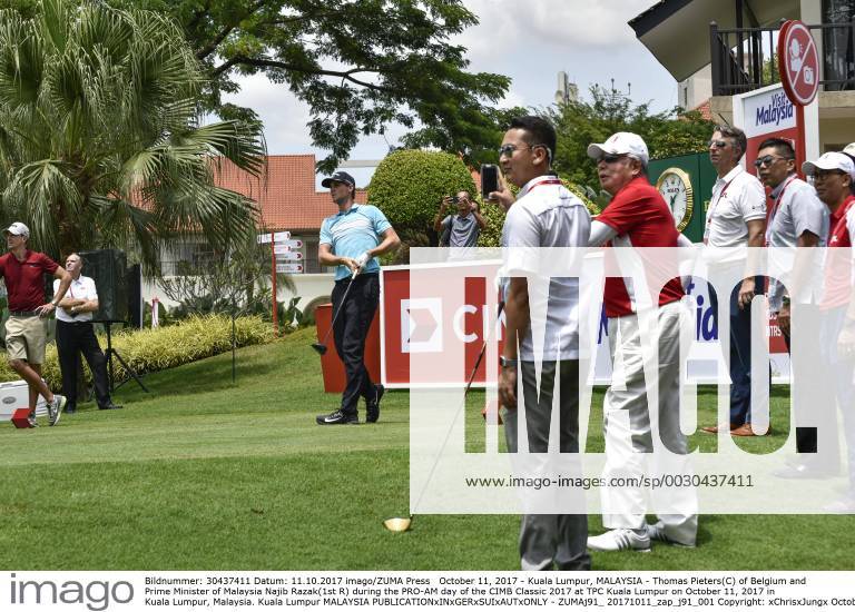 Kuala Lumpur, MALAYSIA - Thomas Pieters(C) of Belgium and Prime Minister of Malaysia Najib Razak(1st R) during the PRO-AM day of the CIMB Classic 2017 at TPC Kuala Lumpur on October 11, 2017 in Kuala Lumpur, Malaysia. Kuala Lumpur MALAYSIA - ZUMAj91_ 20171011_zap_j91_001