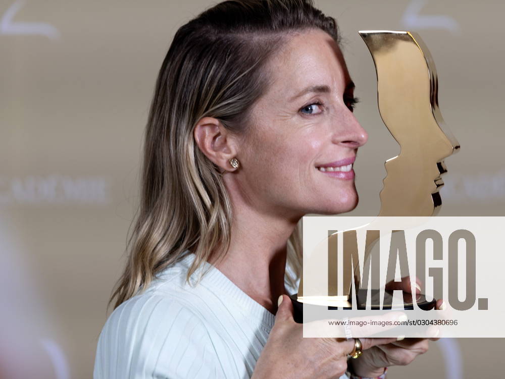 Bilder des Jahres 2023, Entertainment 09 September Entertainment Themen der Woche KW37 September 17, 2023, MONTREAL, PQ, Canada: Christine Beaulieu holds up her trophy at the Gala Gemeaux awards ceremony in Montreal, Que., Sunday, Sept. 17, 2023. MONTREAL Canada - ZUMAc35_ 20230917_zaf_c35_154