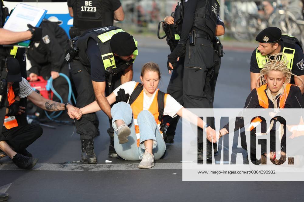 Berlin, Deutschland, 18.09.2023: Protest von Klimaaktivisten der Letzten Generation am Kottbusser Tor in Berlin-Kreuzberg. Polizisten tragen einen abgelösten Aktivisten weg. Lina Johnsen