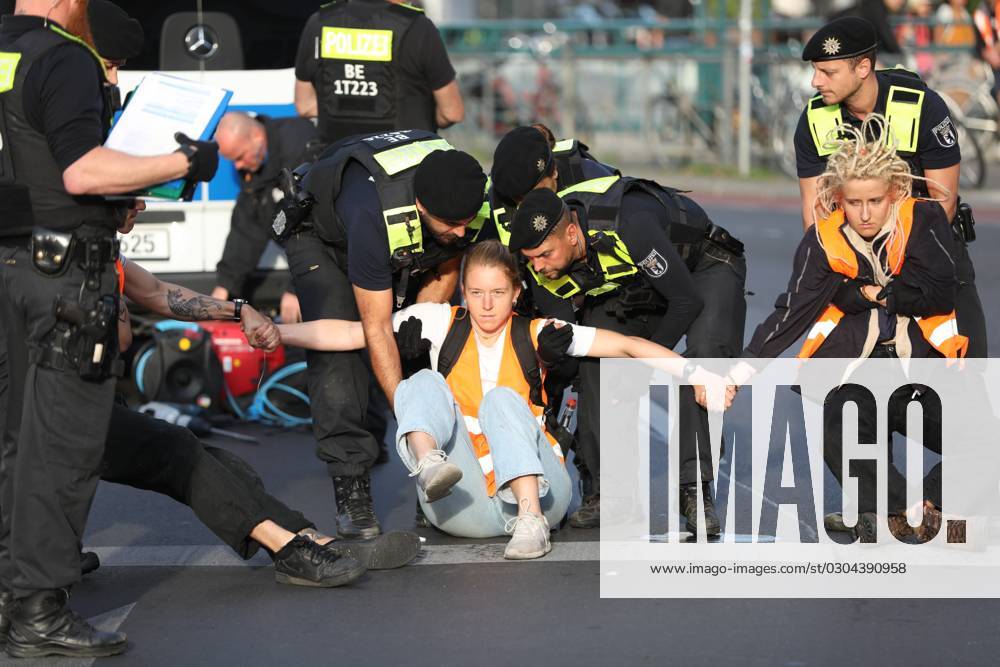 Berlin, Deutschland, 18.09.2023: Protest von Klimaaktivisten der Letzten Generation am Kottbusser Tor in Berlin-Kreuzberg. Polizisten tragen einen abgelösten Aktivisten weg. Lina Johnsen