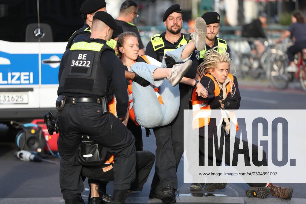 Berlin, Deutschland, 18.09.2023: Protest von Klimaaktivisten der Letzten Generation am Kottbusser Tor in Berlin-Kreuzberg. Polizisten tragen abgelöste Aktivisten weg. Lina Johnsen