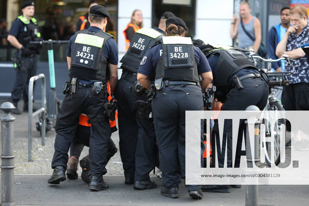 Berlin, Deutschland, 18.09.2023: Protest von Klimaaktivisten der Letzten Generation am Kottbusser Tor in Berlin-Kreuzberg. Polizisten tragen abgelöste Aktivisten weg.