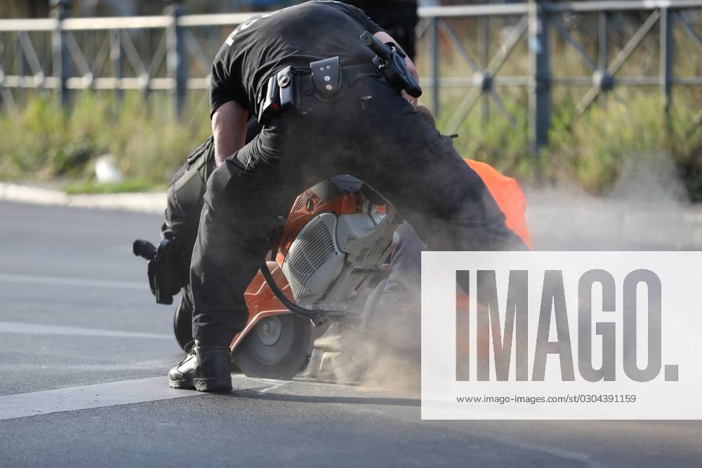 Berlin, Deutschland, 18.09.2023: Protest von Klimaaktivisten der Letzten Generation am Kottbusser Tor in Berlin-Kreuzberg. Polizisten flexen einen Aktivisten von der Straße