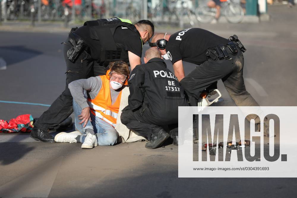 Berlin, Deutschland, 18.09.2023: Protest von Klimaaktivisten der Letzten Generation am Kottbusser Tor in Berlin-Kreuzberg. Polizisten flexen einen Aktivisten von der Straße