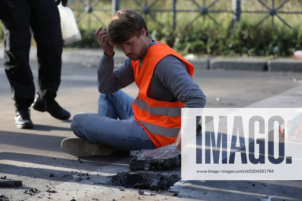 Berlin, Deutschland, 18.09.2023: Protest von Klimaaktivisten der Letzten Generation am Kottbusser Tor in Berlin-Kreuzberg. Polizisten lösen einen anbetonierten Aktivisten von der Straße.