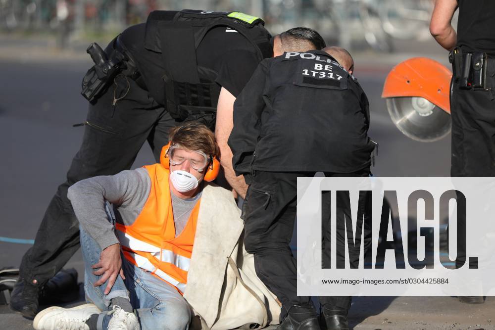 Berlin, Deutschland, 18.09.2023: Protest von Klimaaktivisten der Letzten Generation am Kottbusser Tor in Berlin-Kreuzberg. Polizisten flexen einen Aktivisten von der Straße