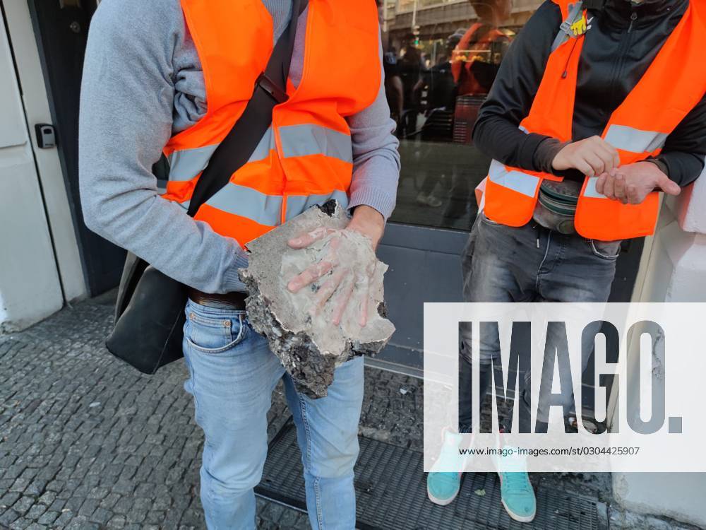 Berlin, Deutschland, 18.09.2023: Protest von Klimaaktivisten der Letzten Generation am Kottbusser Tor in Berlin-Kreuzberg. Ein Aktivist zeigt seine noch immer mit dem Asphalt verbundene Hand.
